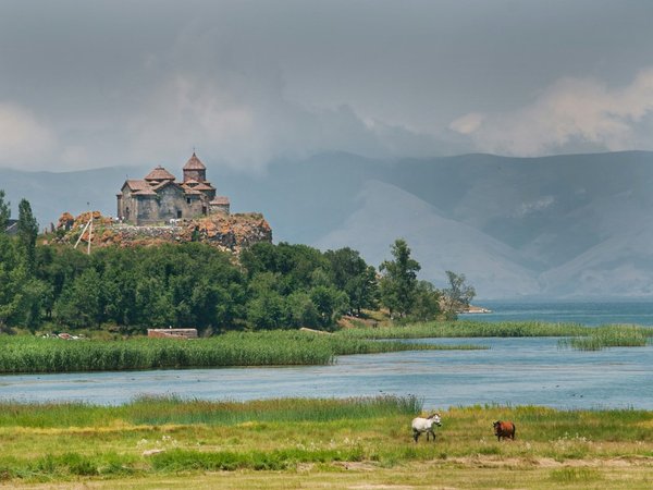 Горная Армения: Севан, Норатус, караван-сарай Селима и Джермук - фото 2