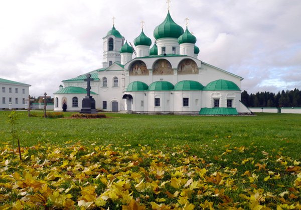 В Свято-Троицкий Александро-Свирский и Введено-Оятский монастыри