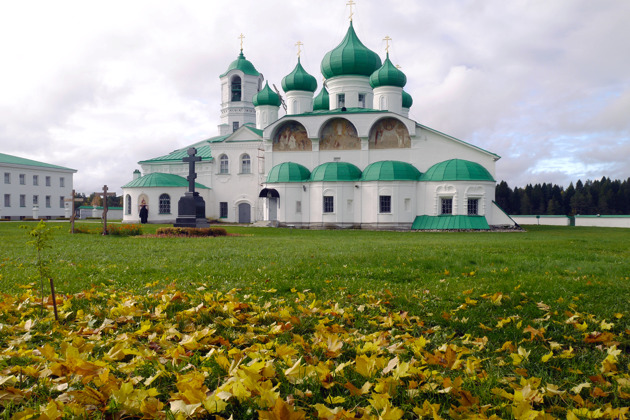 В Свято-Троицкий Александро-Свирский и Введено-Оятский монастыри