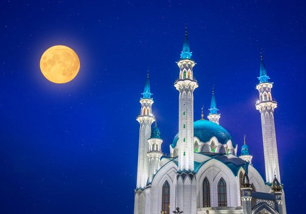 Казань в свете ночных огней и колесо обозрения «Вокруг света»