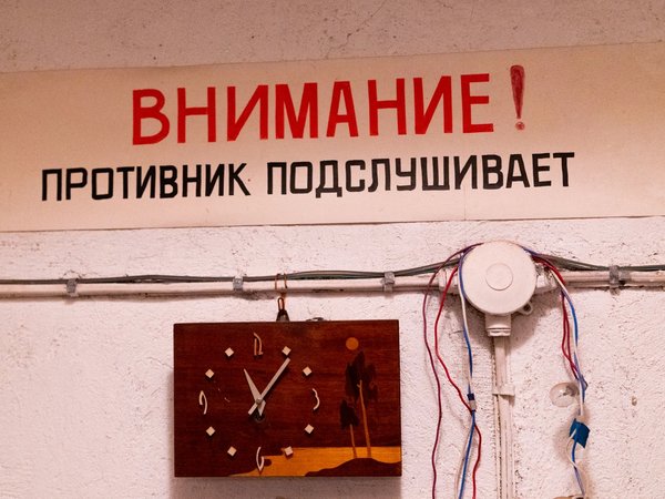 Спуск в подземное противоядерное убежище Петербурга в группе