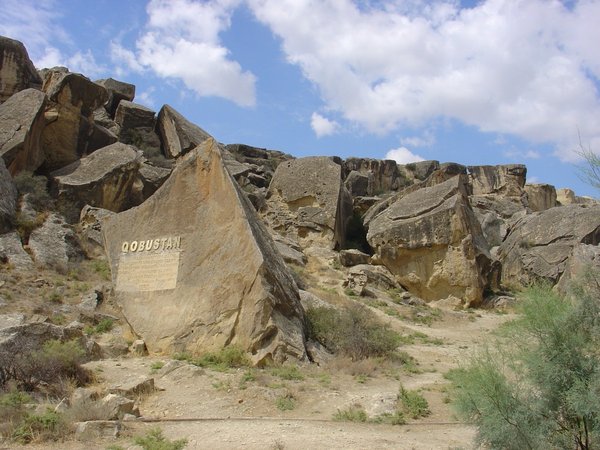 Поездка на джипе к грязевым вулканам и наскальным рисункам Гобустана - фото 3