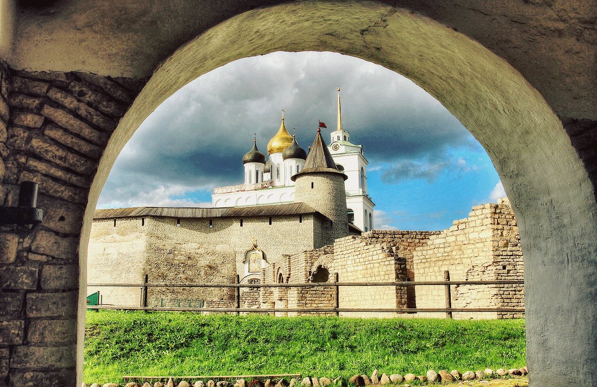 Псков в лицах, сюжетах и легендах (на вашем авто)