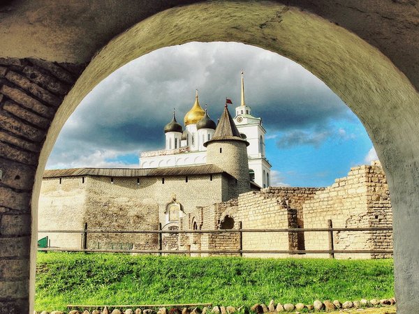 Псков в лицах, сюжетах и легендах (на вашем авто) - фото 1