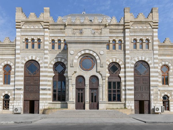 По следам русских монархов: от блистательного Баку до песков Балахан