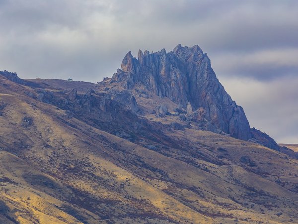 Мистическая гора и руины замка - фото 1