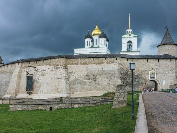 Псковский Кремль снаружи и изнутри - фото 4