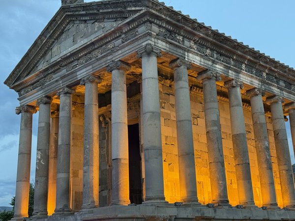 Вечерняя магия Гарни: Гегард, Симфония камней и храм в огнях - фото 2
