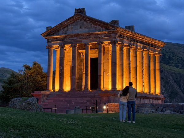 Вечерняя магия Гарни: Гегард, Симфония камней и храм в огнях - фото 1