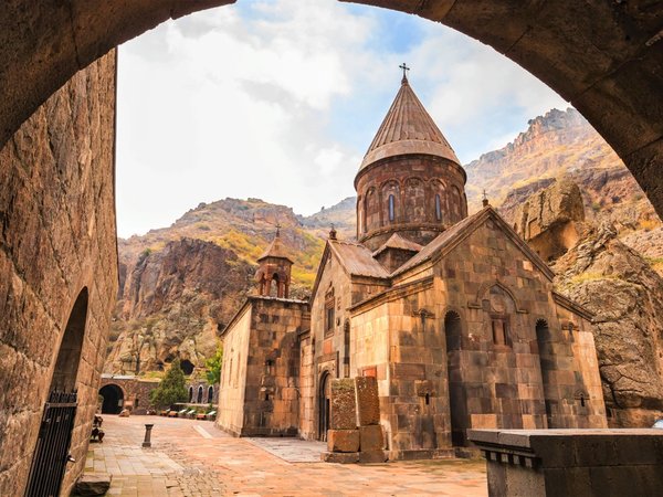 Вечерняя магия Гарни: Гегард, Симфония камней и храм в огнях - фото 4