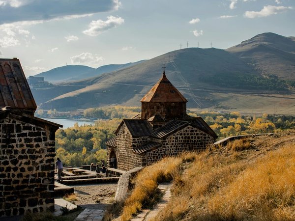 Севан и Дилижан: озеро, монастыри и вкус Армении (из Еревана) - фото 1