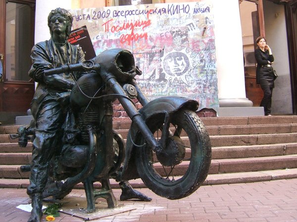 Звезда по имени Солнце, или На мотоцикле по следам «Кино» в Петербурге - фото 1