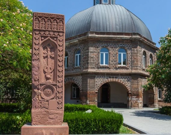 Духовная столица Армении — древний город Эчмиадзин