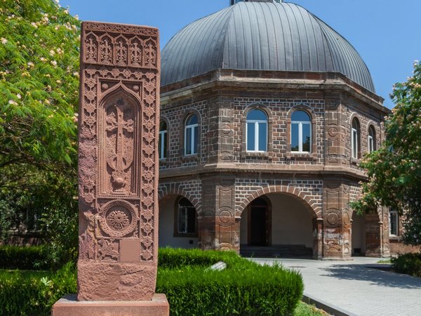 Духовная столица Армении — древний город Эчмиадзин - фото 1
