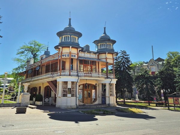 Две столицы Кавказских Минеральных Вод (из Железноводска)