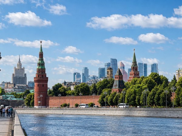 Москва вдоль и поперёк: обзорная экскурсия с 4 остановками и круиз по Москве-реке