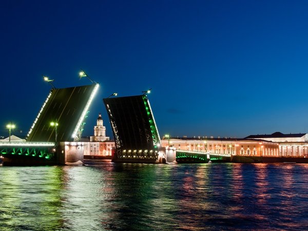 Романтика разводных мостов: ночной круиз по Петербургу