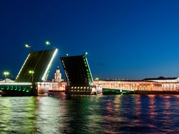 Романтика разводных мостов: ночной круиз по Петербургу - фото 1