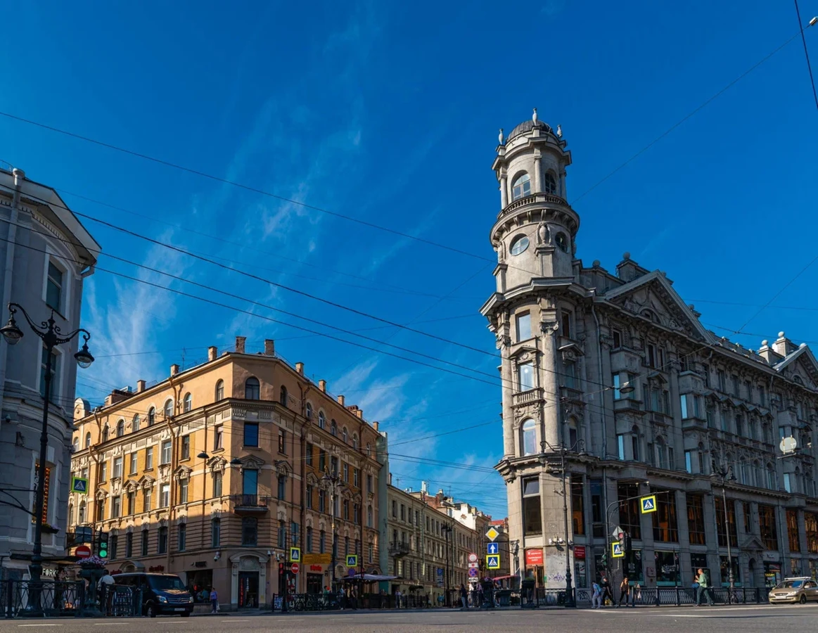 Петербург и его дворы, парадные и смотровая площадка