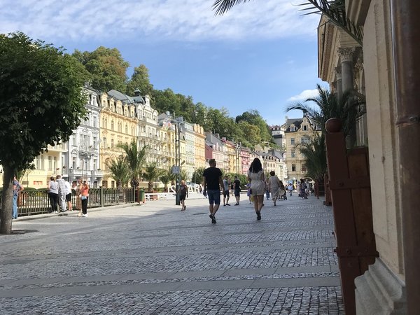 Прага — Карловы Вары: экскурсия в уютный город-курорт - фото 3