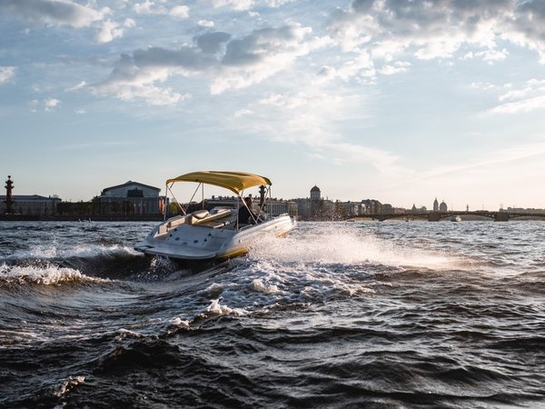 На катере с капитаном: парадный Петербург с воды