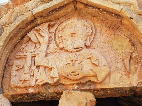 В Нораванк, Джермук и Арени: красота и история южной Армении (из Еревана) - фото 1