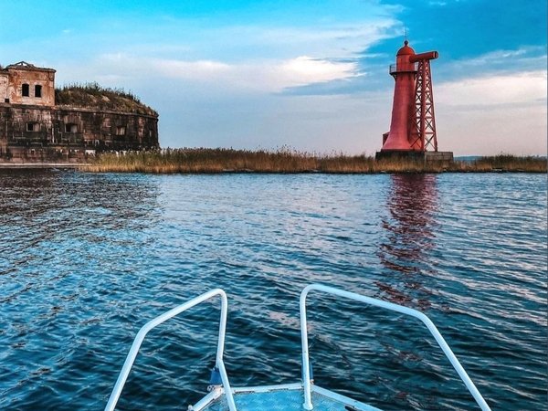 Морской Кронштадт: большая прогулка на катере с высадкой на форт - фото 1