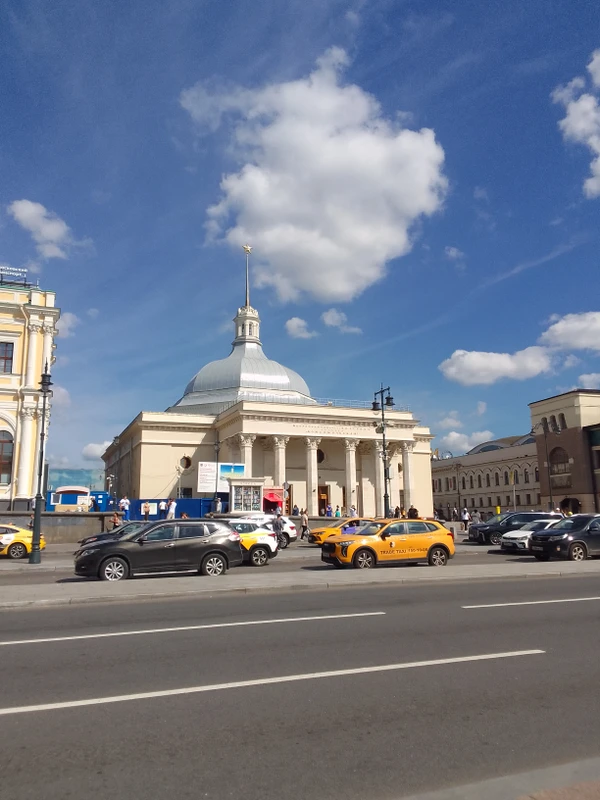 По центру Москвы на трамвае