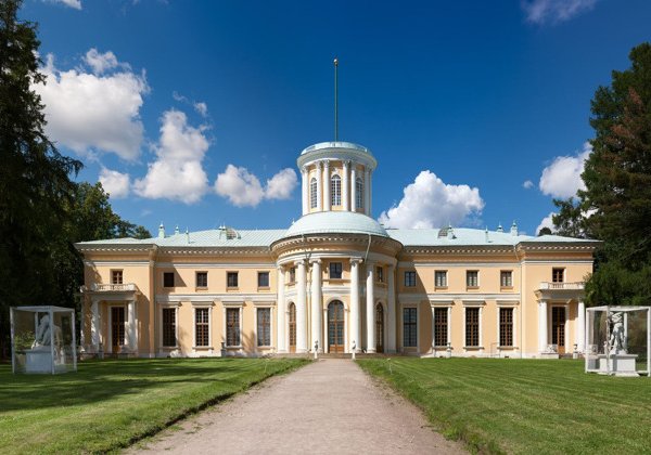 Фривольные сфинксы и пустые склепы: аудиоквест и билет в парк усадьбы