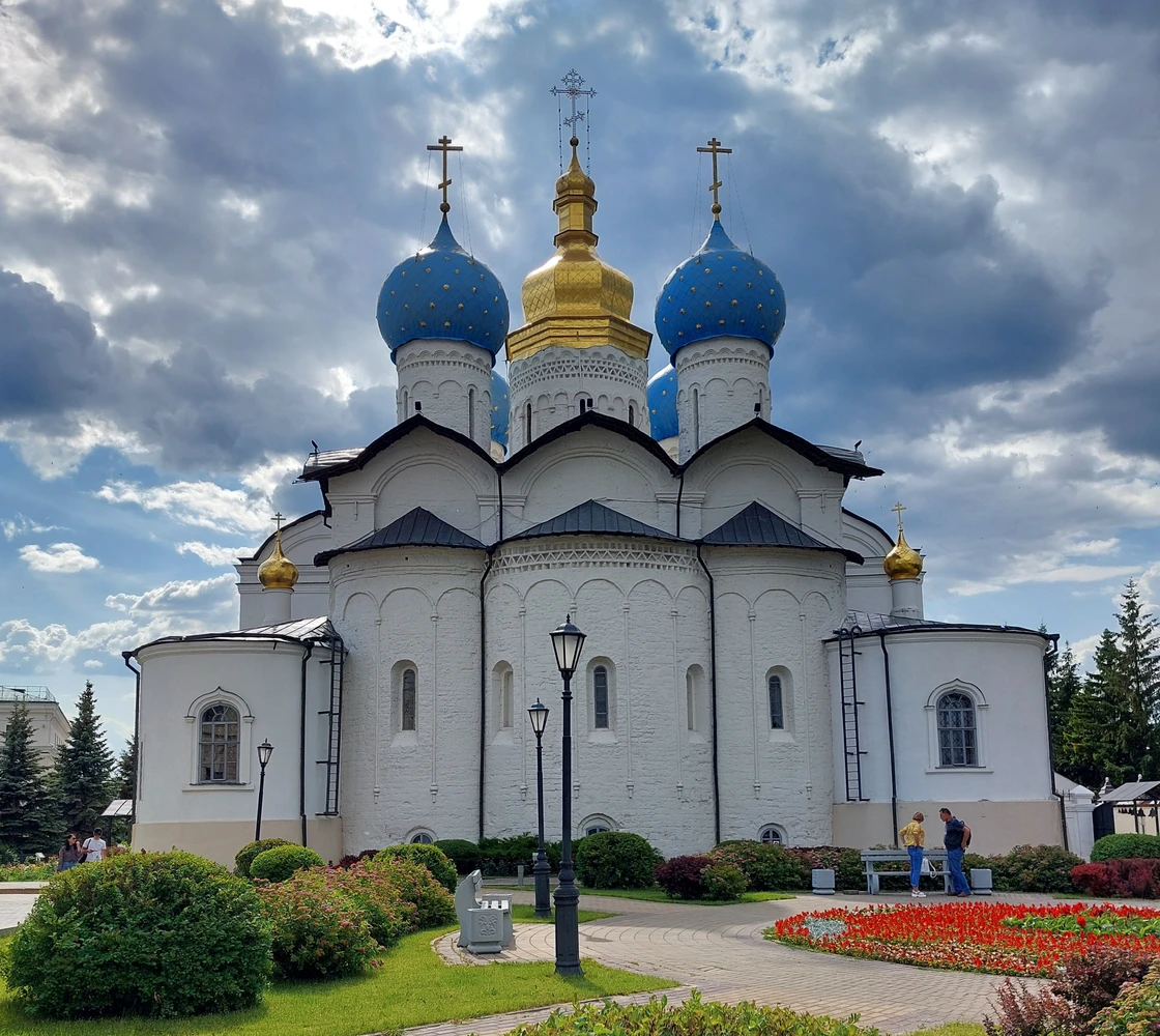 Пройти между крестом и полумесяцем: экскурсия по Казанскому кремлю - фото 1