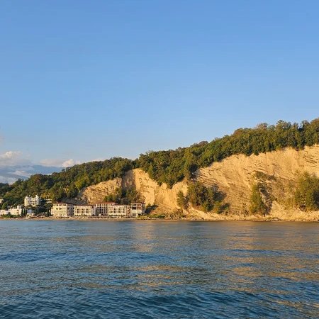 Дневная прогулка на катере к острову Любви: заповедные берега и реликтовые леса Пицунды