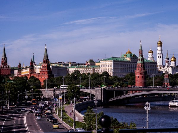 Обзорная автомобильная экскурсия по Москве с двумя гидами