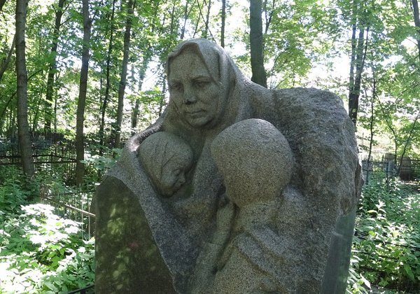 Старое кладбище у стены Централа: история погребений и надгробий