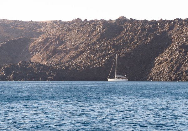 Круиз по Санторини на катамаране с барбекю, напитками и музыкой - фото 1