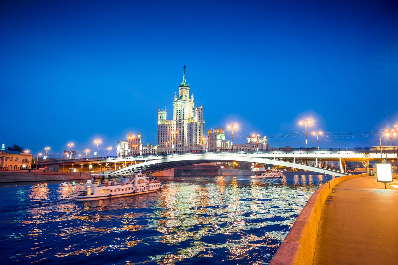 Вечерняя прогулка по Москве-реке на ретротрамвайчике «Адмирал»