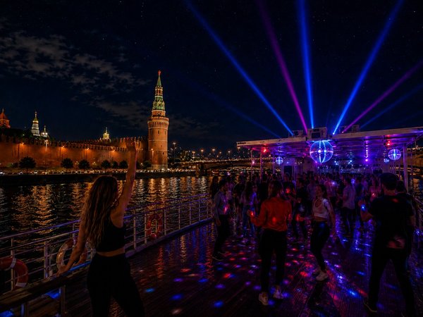 Круиз с зажигательной дискотекой по Москве-реке