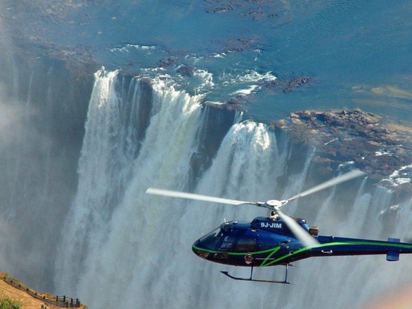 Полёт на вертолёте над водопадом Виктория