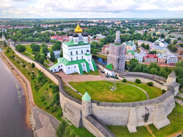 Печоры — Изборск — Псков: однодневная автобусная экскурсия из Петербурга - фото 1