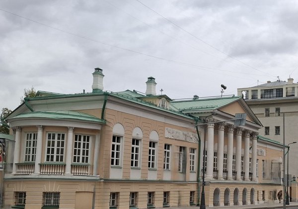 Царским путем по Басманной слободе: роскошь, деньги и скандалы