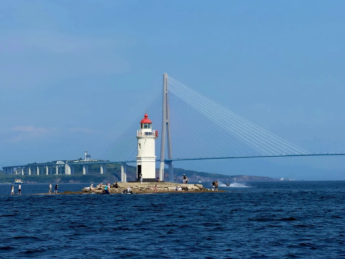 Кекуры и морские котики: прогулка вокруг острова Русский