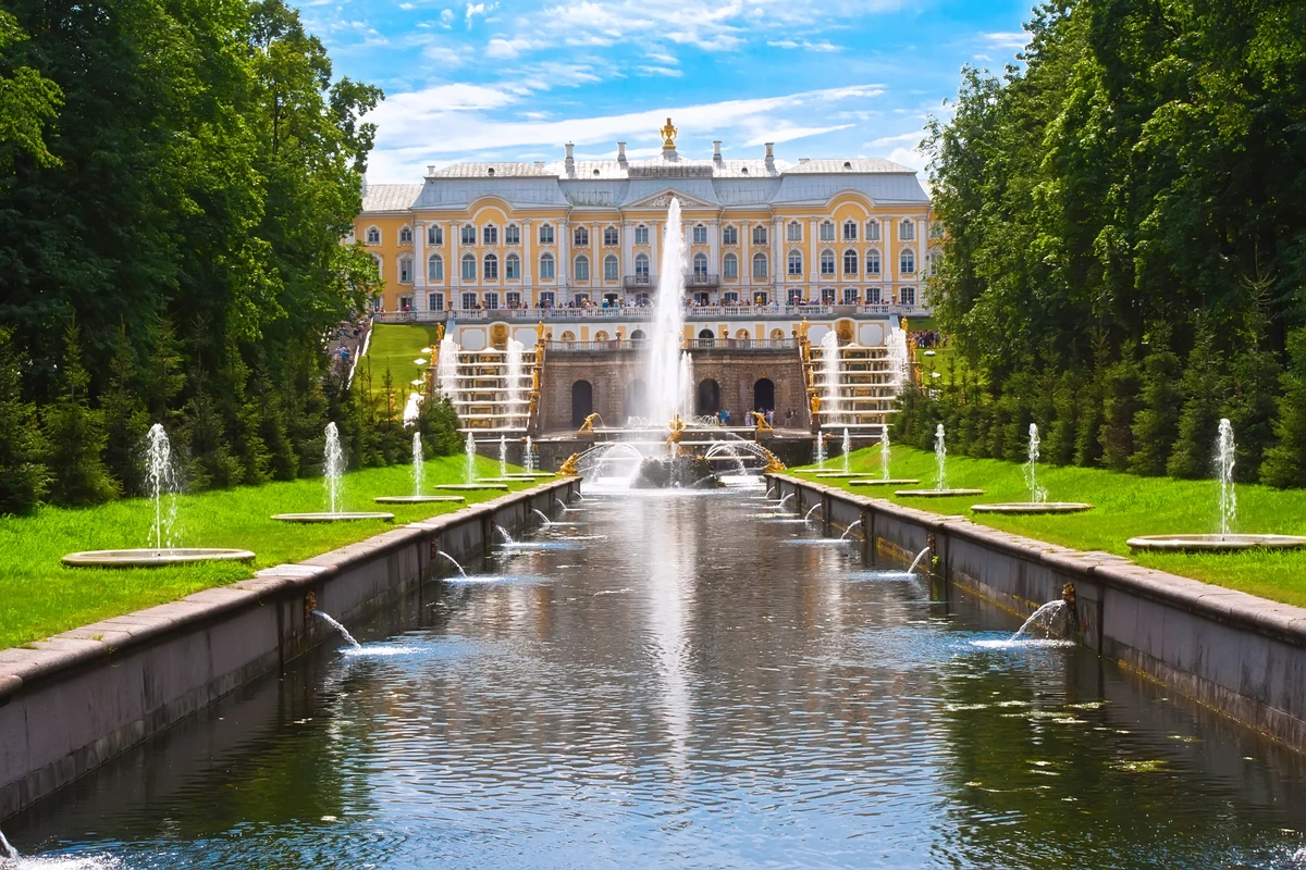 Экскурсия по Нижнему парку и дворцу Петергофа (билеты включены) - фото 2