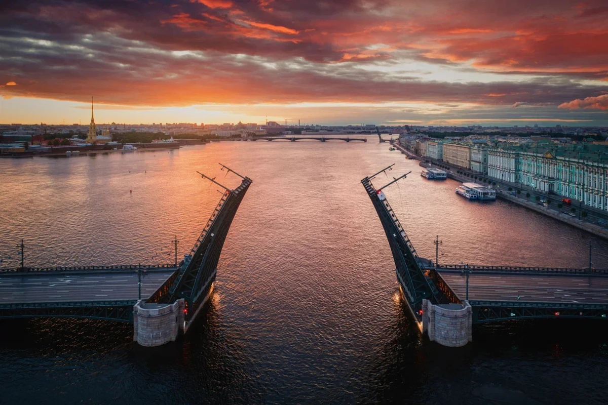 Ужин под разводными мостами — на электросудне «Ломоносов» - фото 1