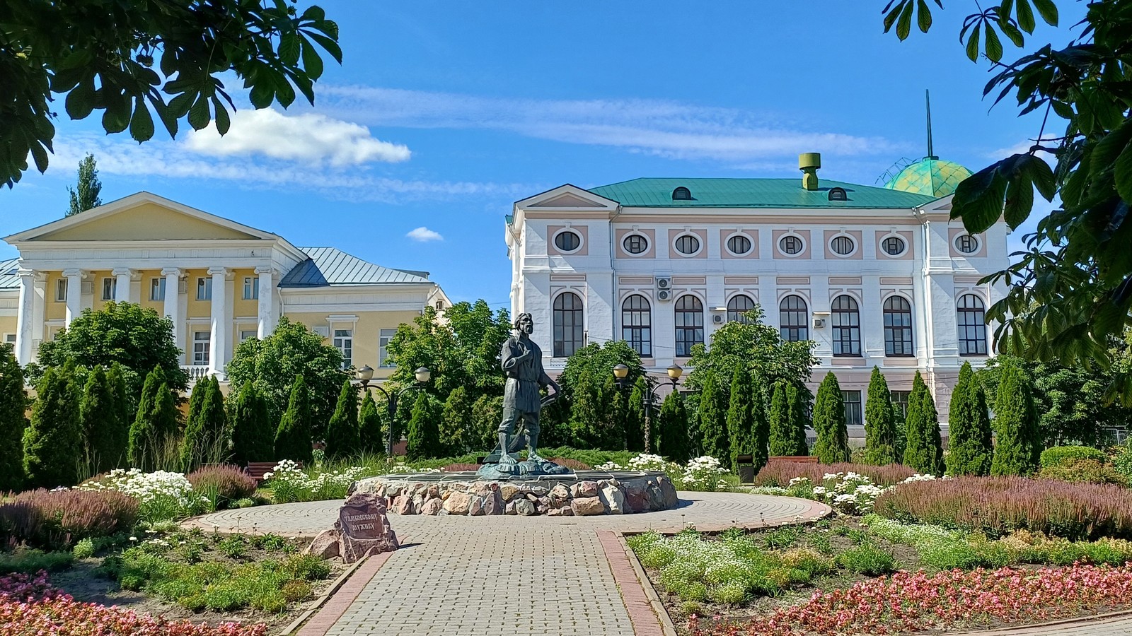 Купец торгом, мужик горбом, поп горлом