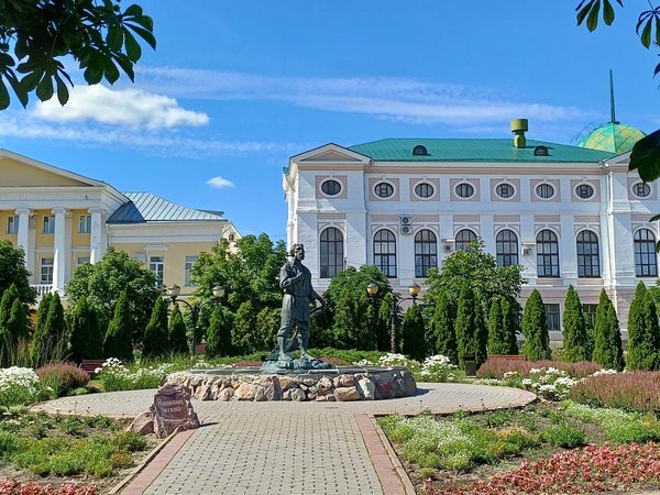 Купец торгом, мужик горбом, поп горлом