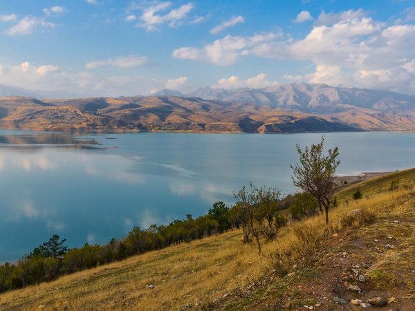 Чарвакское водохранилище: прогулка с видом на Чимганские горы - фото 1