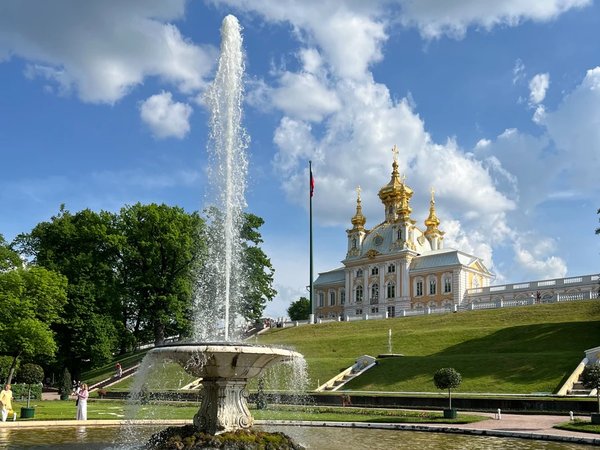Фотопрогулка по Петергофу «Волшебство фонтанов и аллей»