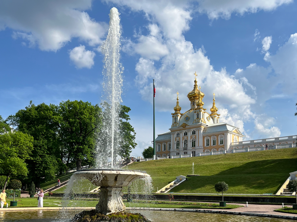 Фотопрогулка по Петергофу «Волшебство фонтанов и аллей» - фото 1