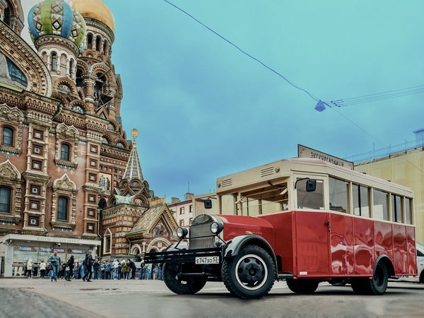На ретроавтобусе — по центру Петербурга