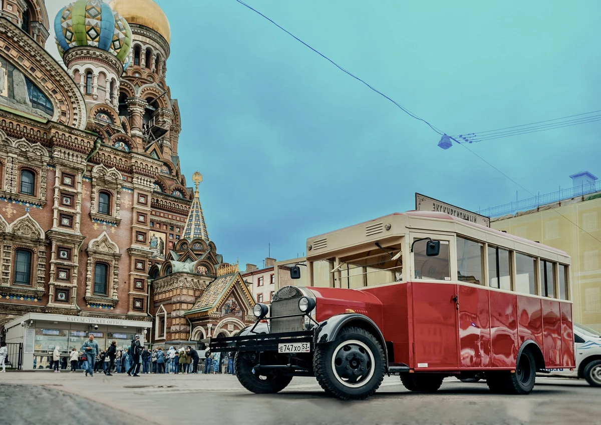 На ретроавтобусе — по центру Петербурга - фото 1