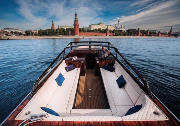 Прогулка по центру Москвы на катере комфорт-класса Блэкберри с капитаном - фото 1